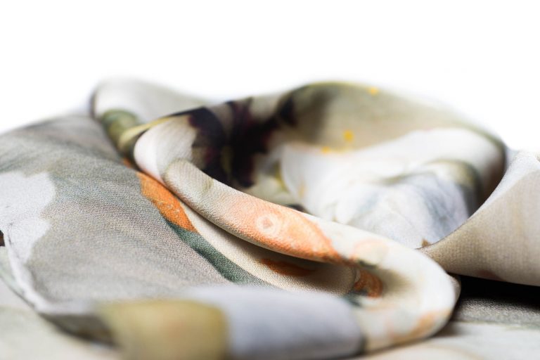 Crepe of China: Mate, soft and with fall. 14mm.