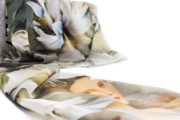 Crepe of China: Mate, soft and with fall. 14mm.