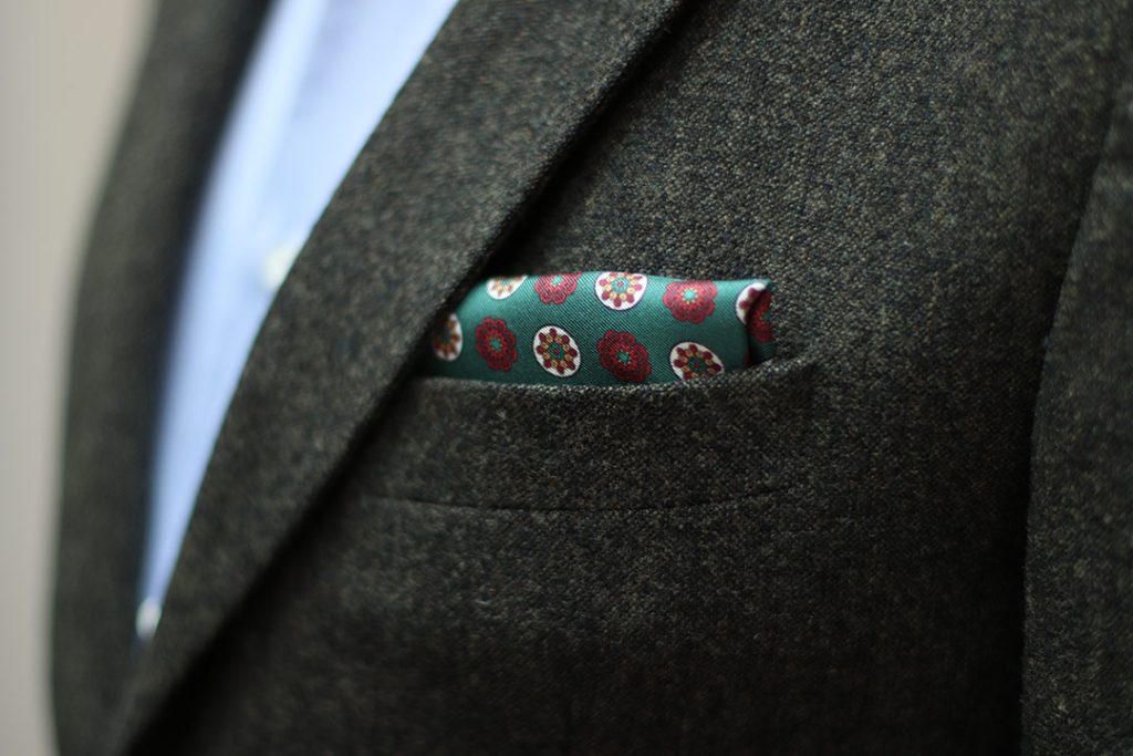 Pañuelo de bolsillo formal combinado con traje